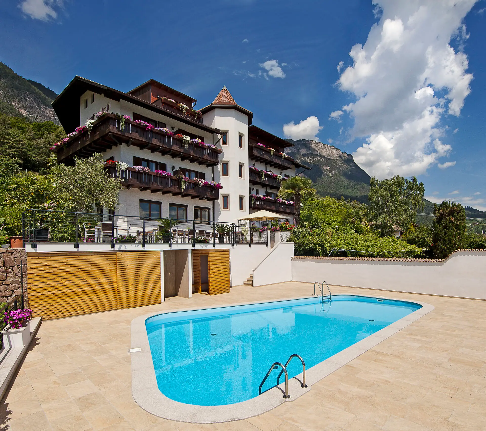 Pension Christl Kaltern - Außenansicht mit Pool